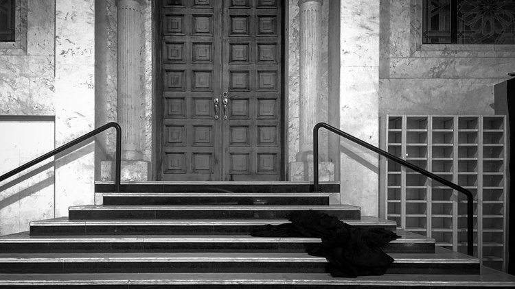 Prepping for the 10-day long rituals of remembrance, the heart of the country —Manama, the capital— gets draped in black clothing declaring the season of mourning.
